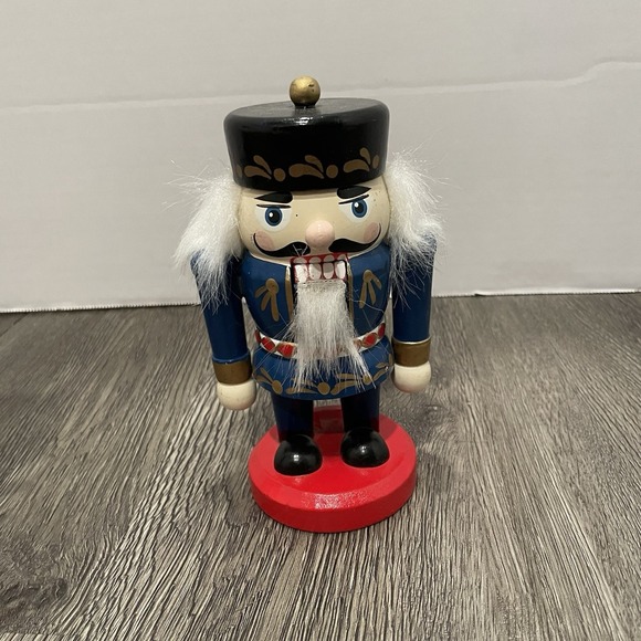 Lot Of 2 Nutcracker Soldier Guards Wooden Holiday Decor Figurines 6" And 8" - Picture 3 of 5